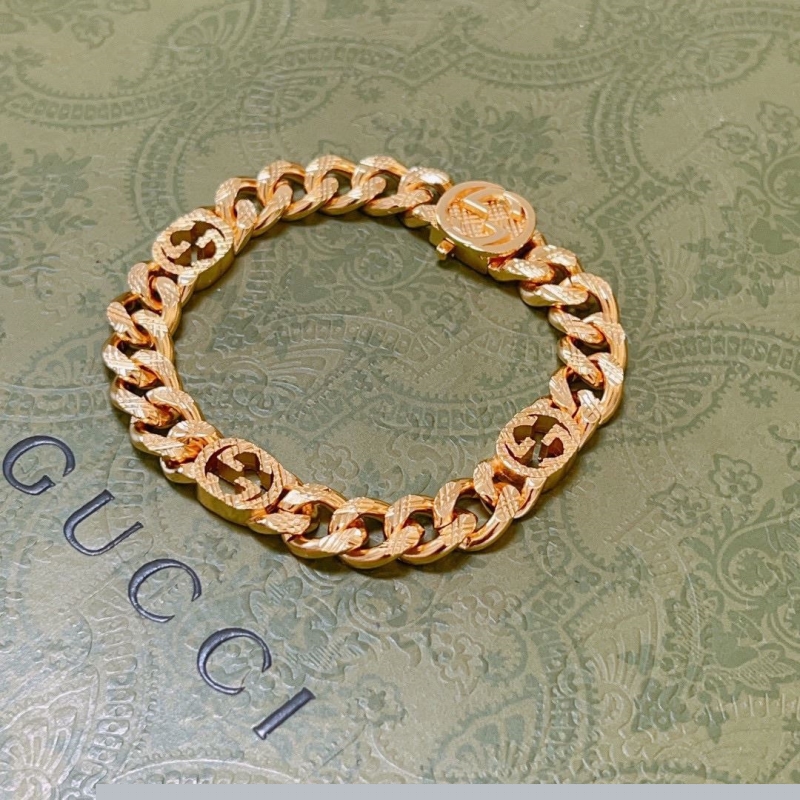 G*u*i bracelets